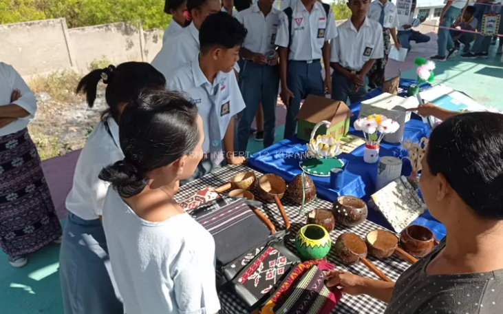 Keseruan Pameran Hasil Karya Siswa SMAN 12 Kupang, Produk Diborong Habis