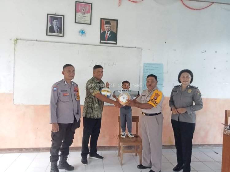 Di SMA N 12 Kupang, Anggota Ditbinmas Polda NTT Beri Penyuluhan hingga Bantuan Sarana Olahraga
